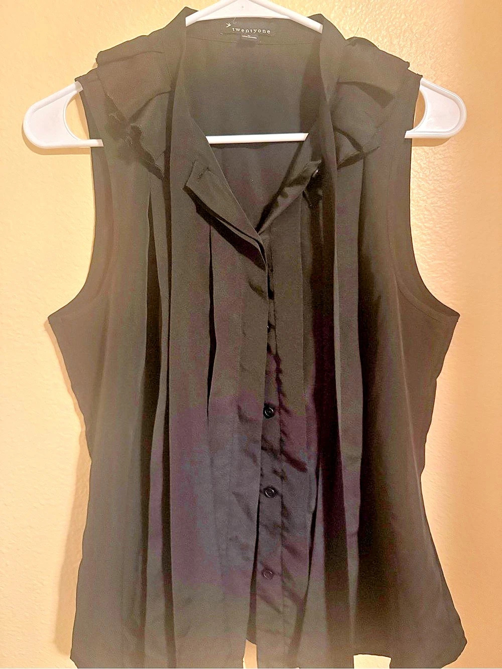 Twenty One Women's Black Sleeveless Button Down Size Large